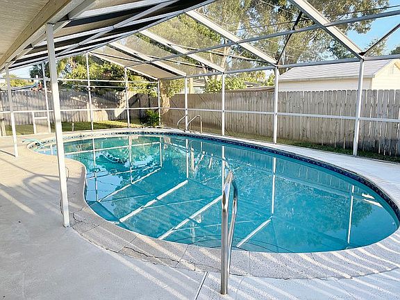 5th image of 1355 Holt Dr