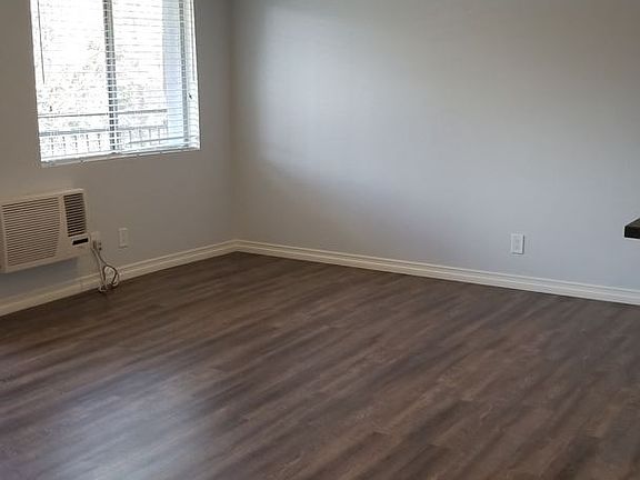 5th image of 957 E Villa St APT 2