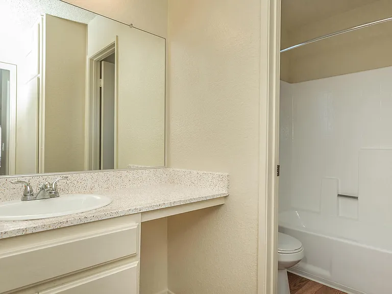 Harbor Pointe Apartments — Photo 22