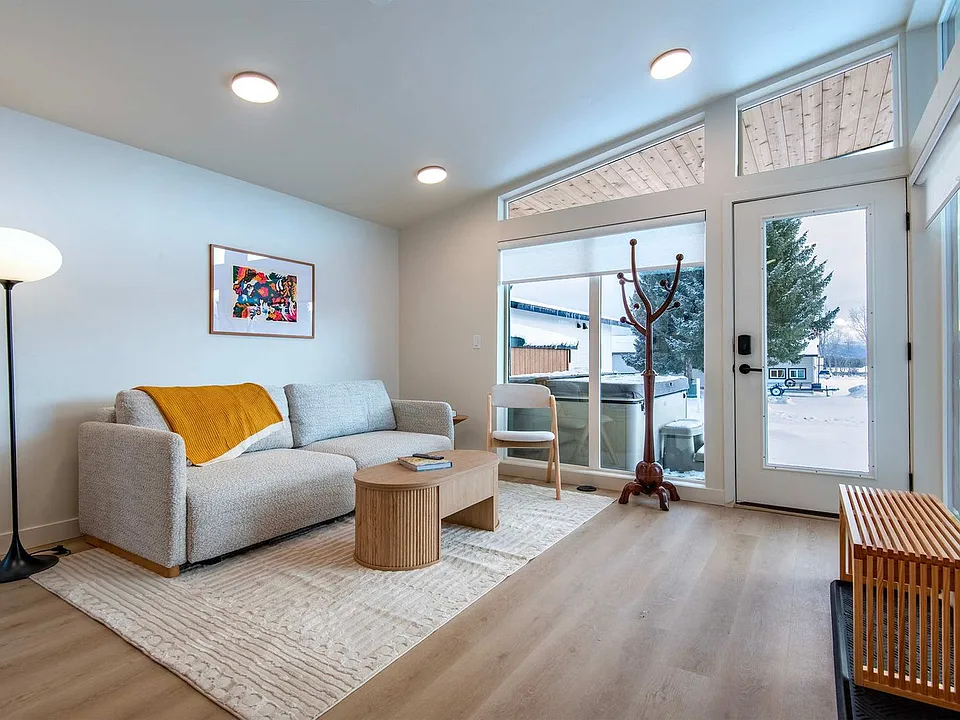 27 E 4th St #ID1399877P