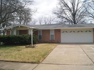 1390 Seminole Ln, Florissant, MO 63033