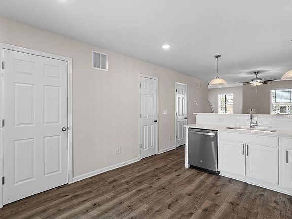3rd image of 1043 Peony Ln