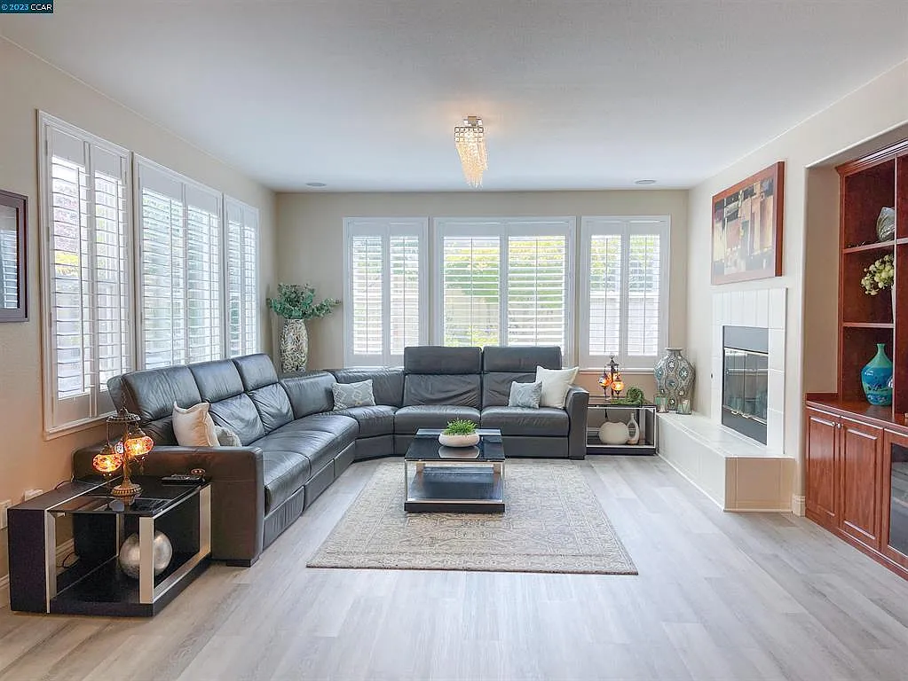 4 bed, 3489 sqft, $5,395 — Photo 2