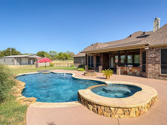3rd image of 124 Carnes Ct