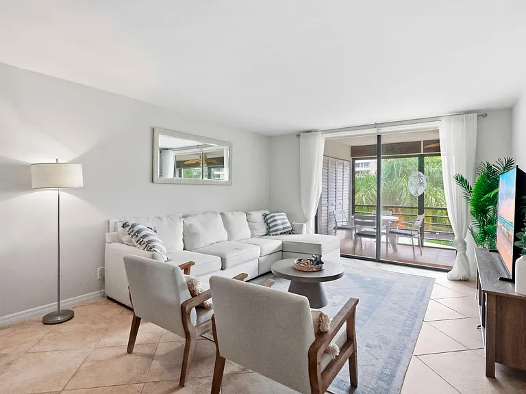 555 Banyan Tree Ln E #410 — Photo 3