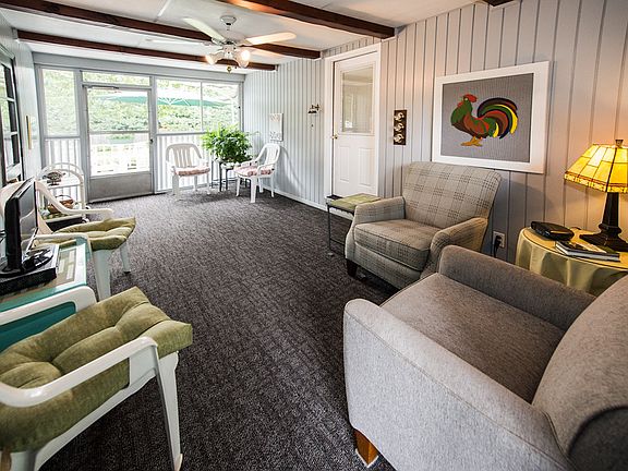 Three season sitting room