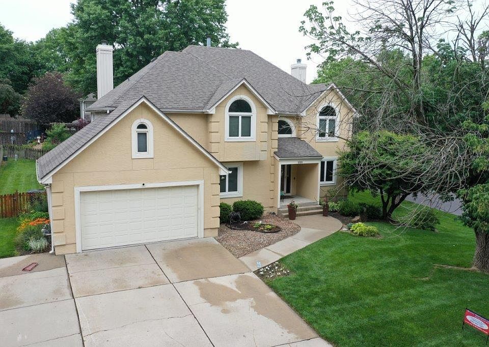 1st image of 2221 NE Waterfield Ln