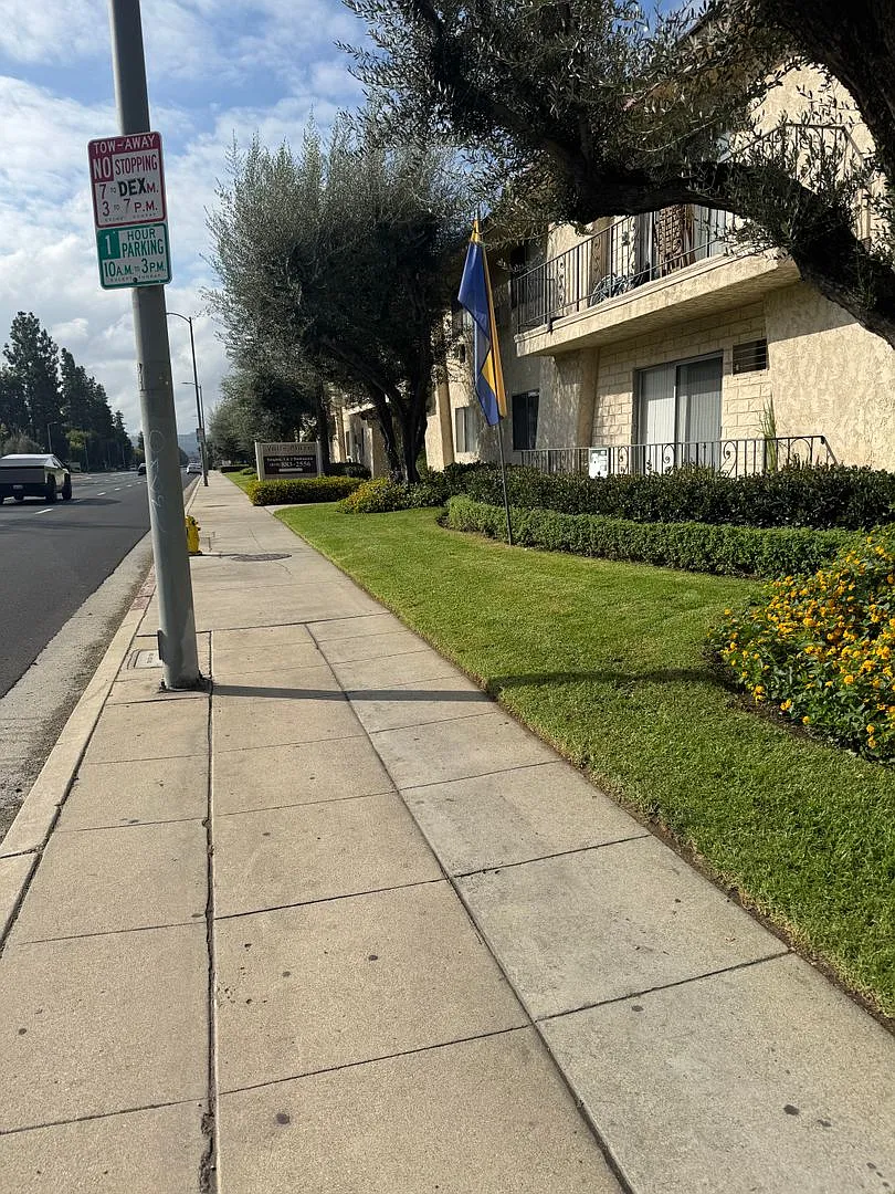 Valley Plaza — Photo 4