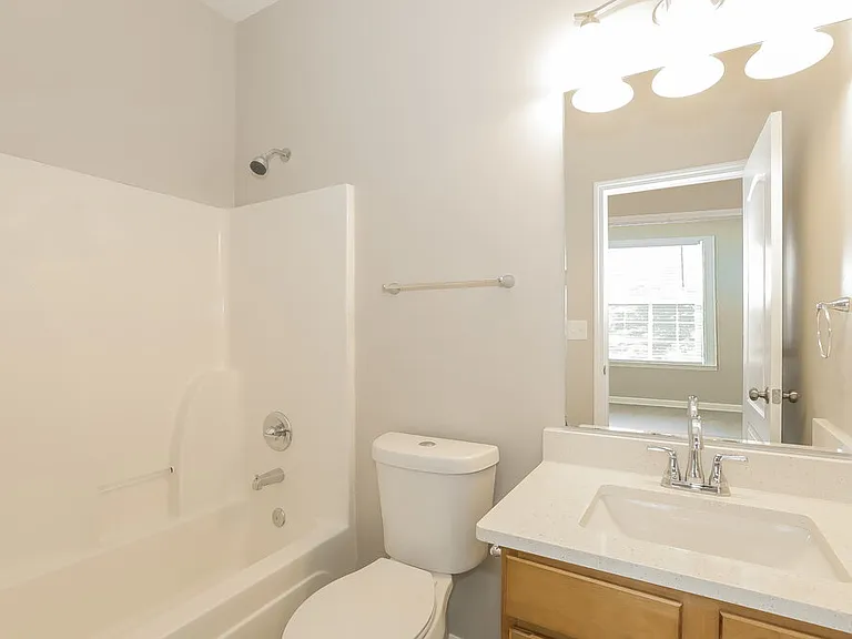 2452 Temple View Dr — Photo 16