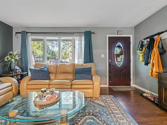 5th image of 379 Adrian Dr