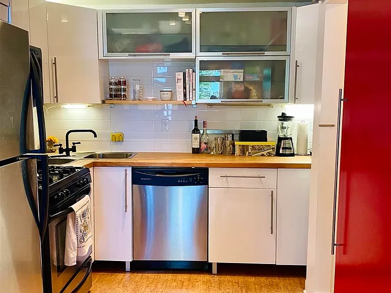 222 Bloomfield St #6R — Photo 4