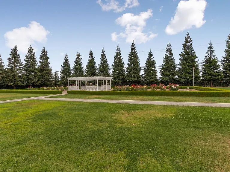 10521 N Minnewawa Ave — Photo 32