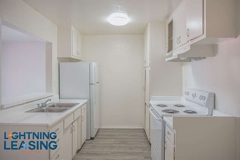 1st image of 915 N Wilton Pl APT 304