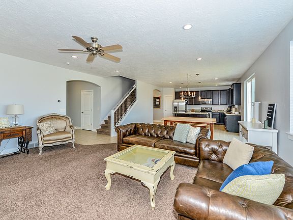 3rd image of 826 W Star Spangled Dr