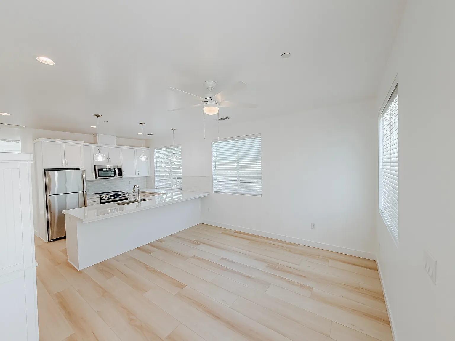 4 bed, 950 sqft, $4,000 — Photo 1