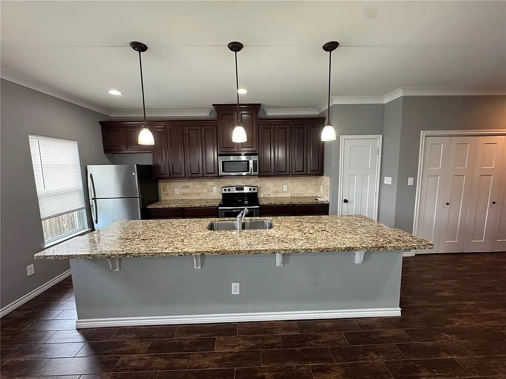 Building Photo - 1106 Oney Hervey Dr