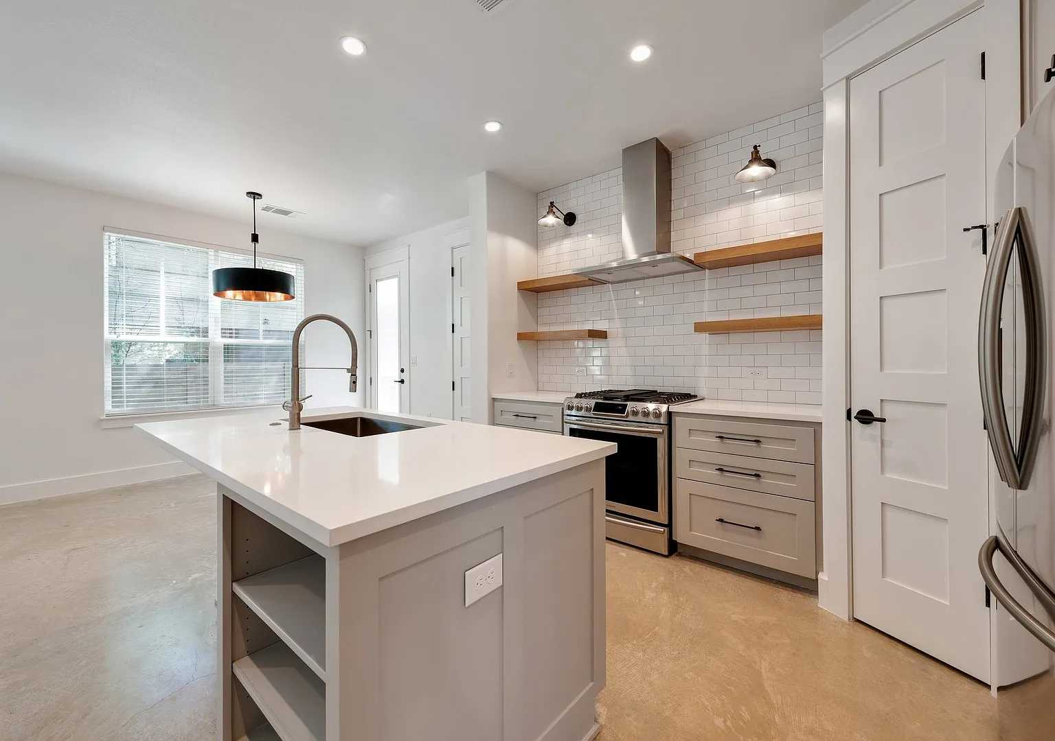 Ut Pre-Lease: New Construction: Luxury 4 Bed / 3 Bath Home In West Campus — Photo 4