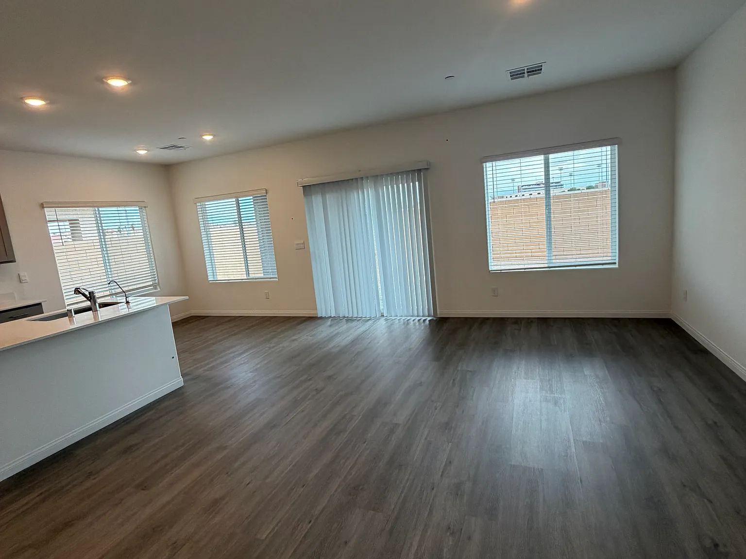 3 bed, 1715 sqft, $2,400 — Photo 3