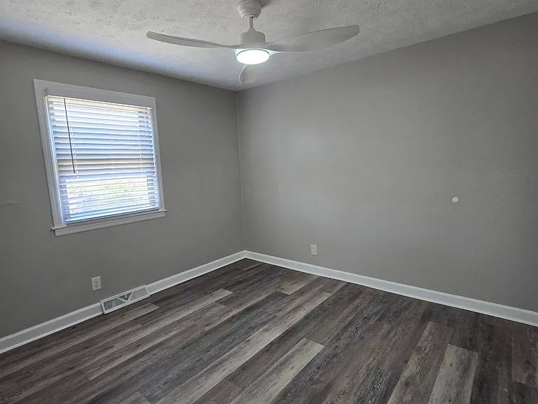 Colonial Heights Apartments — Photo 9