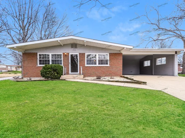 1060 Preakness Ln, Florissant, MO 63033