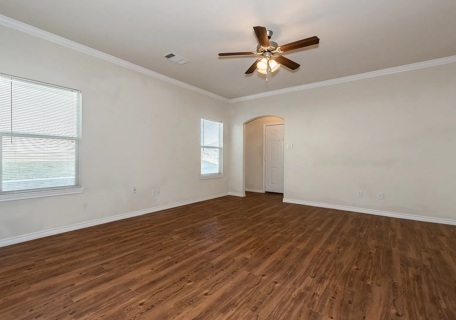 Great 3 Bed/2 Bath/2 Car Garage Rental with Fridge backing onto Holland Lake Trail! — Photo 4