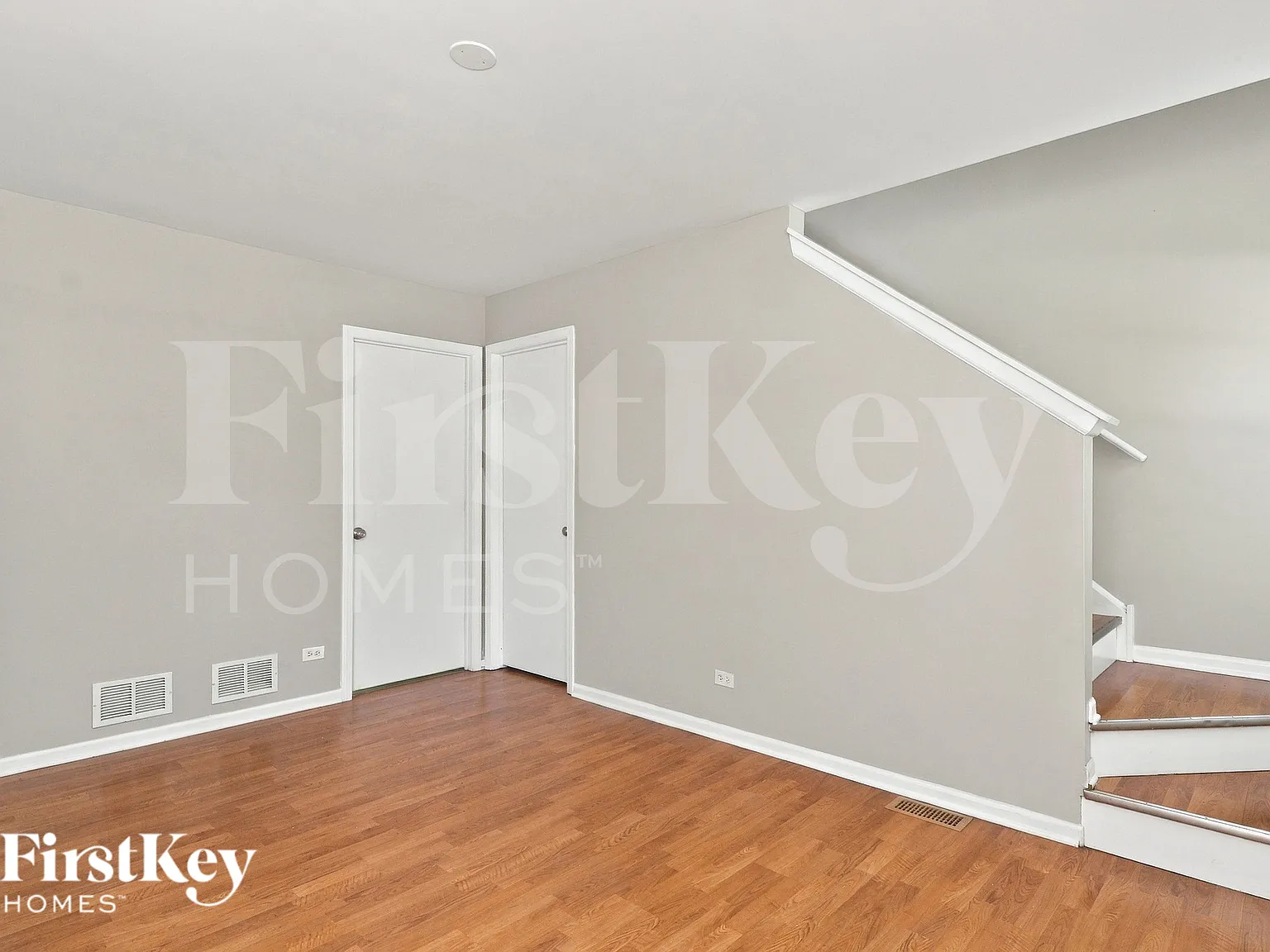 3 bed, 1.5 bath, 1102 sqft, $2,420 — Photo 4