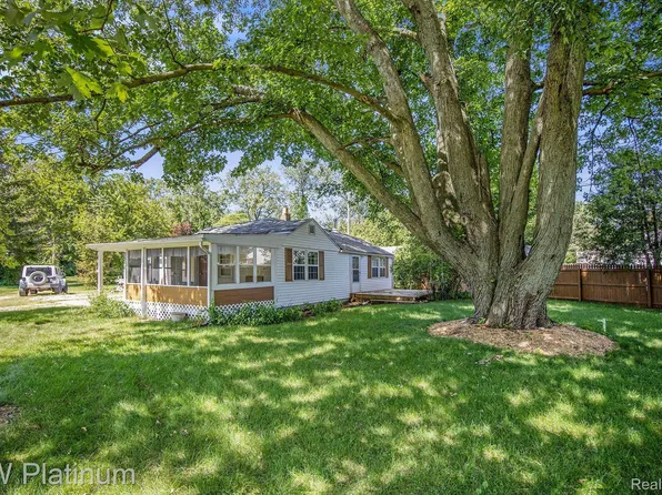 3512 Idle Hour Ct, Lakeport, MI 48059