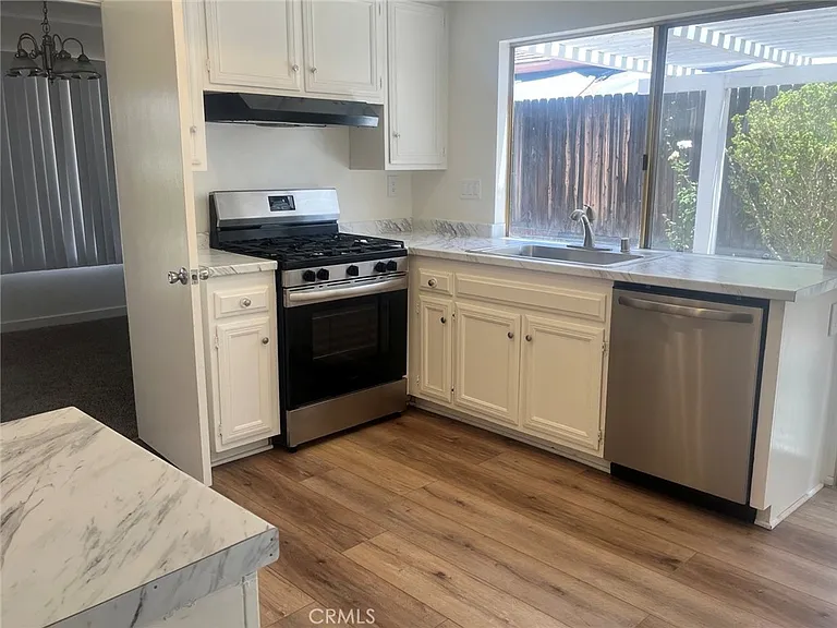2045 Chevy Chase Dr — Photo 3