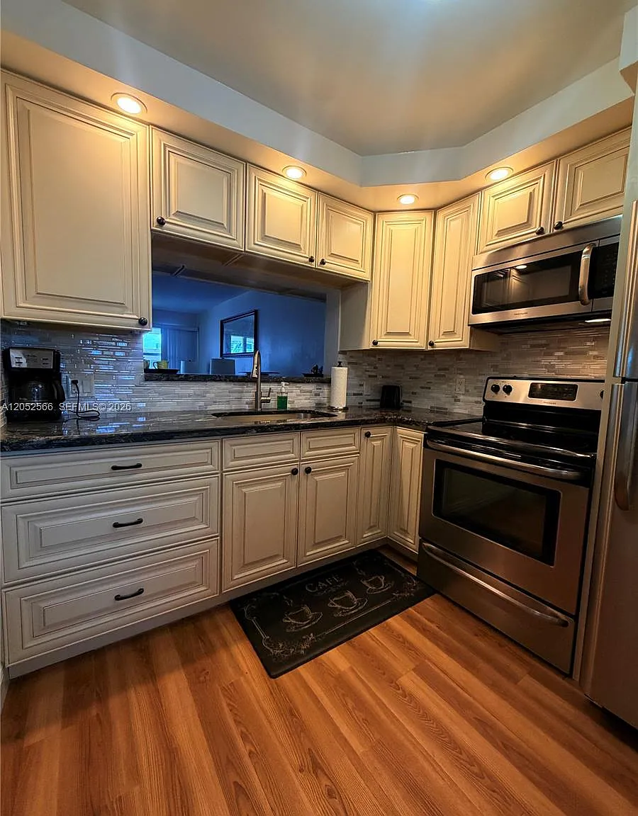 Islands-Bermuda Condo — Photo 2