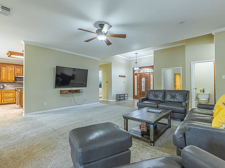 1606 S Hyde Park Ave — Photo 6