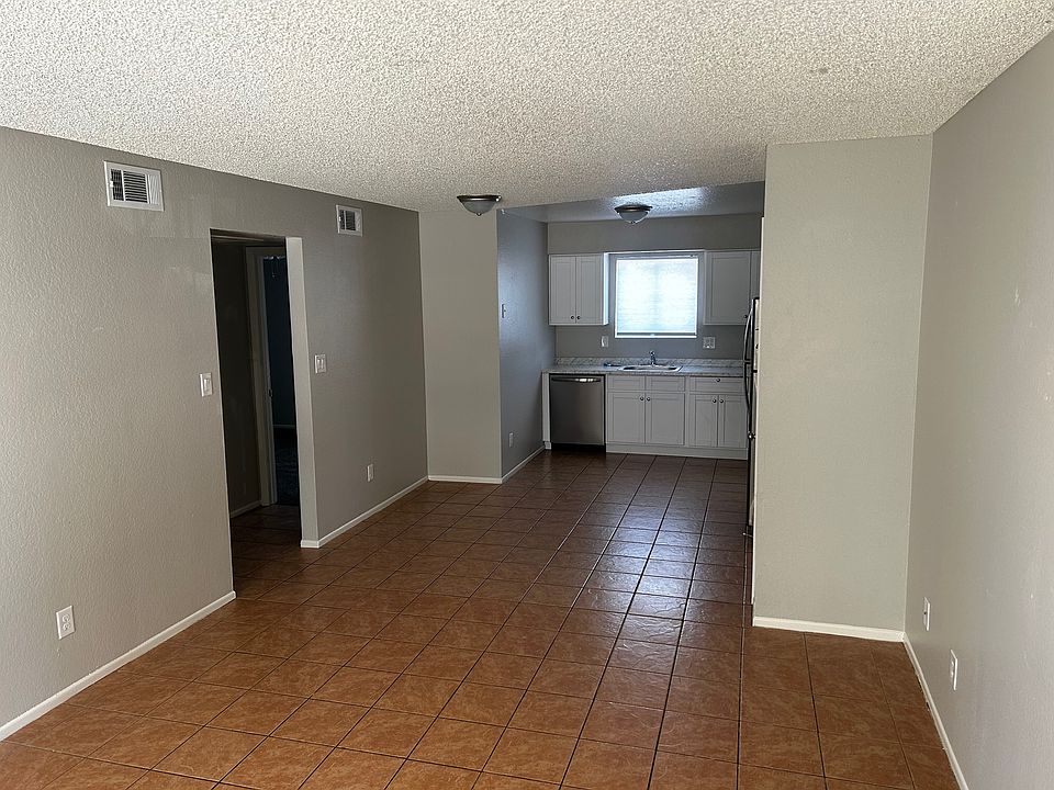 P464 465 West Ivyglen Street 101-202 - 102 Apartment Rentals - Mesa, Az 