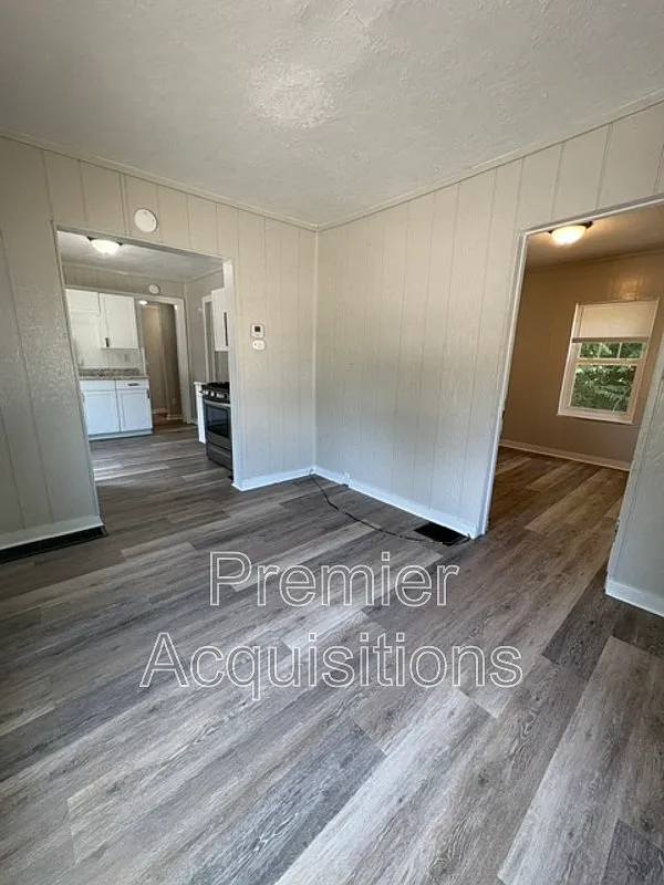 2 bed, 1.0 bath, $1,300 — Photo 2