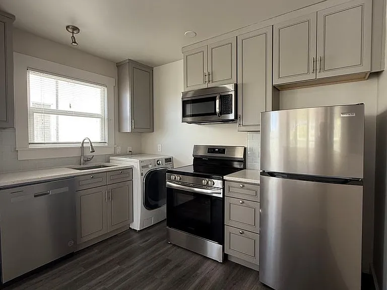 Great Location with Full Washer and Dryer in Unit and Full Kitchen! — Photo 22