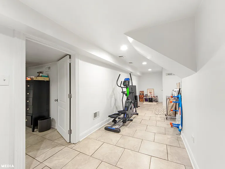 1621 N McVicker Ave #1 — Photo 2