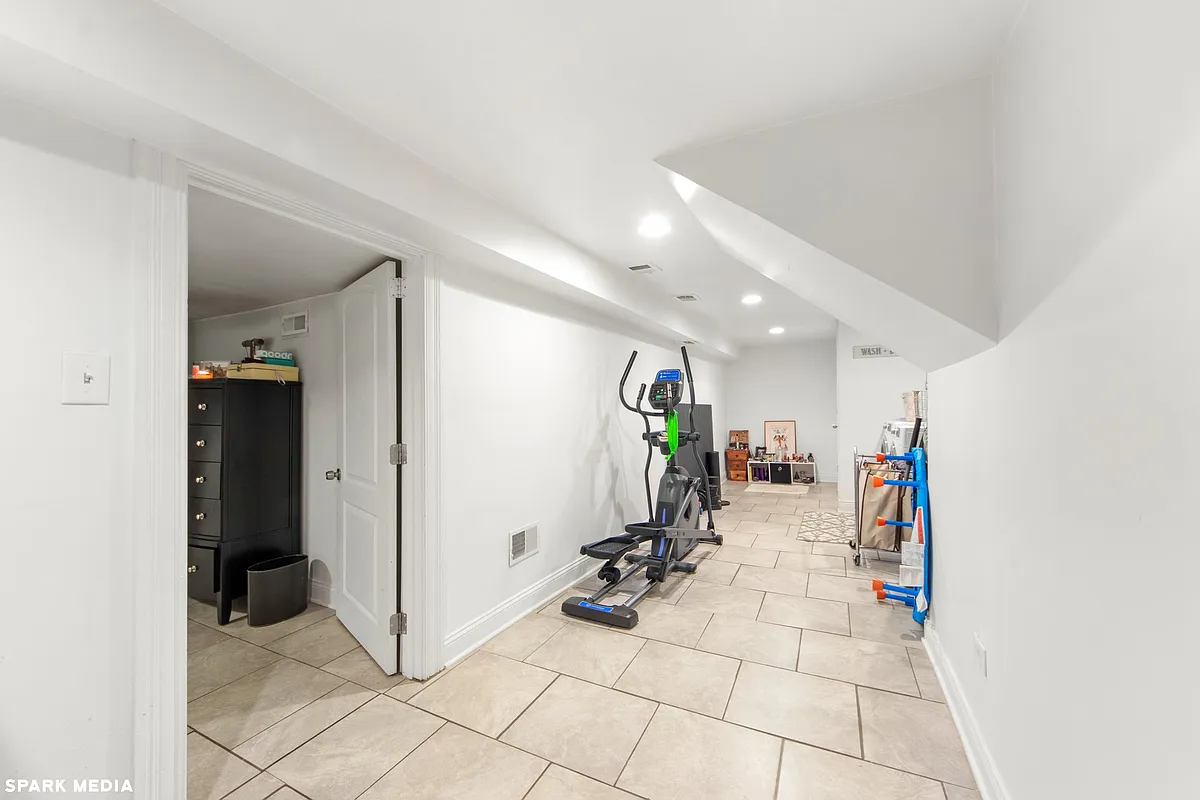 Building Photo - 1621 N McVicker Ave #1