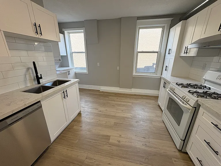144 Locke St S #5 — Photo 4