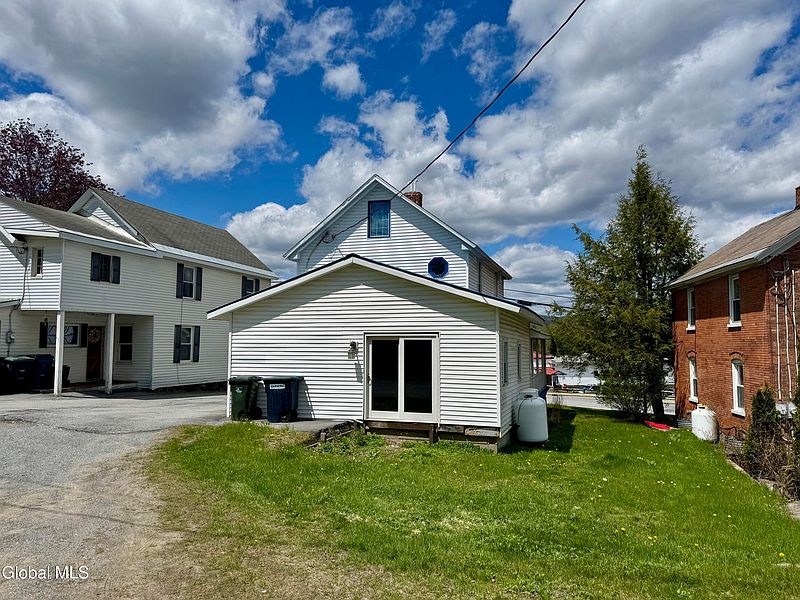 3rd image of 211 Maple Street