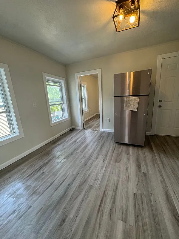 3 bed, 1.0 bath, 1214 sqft, $1,750 — Photo 2