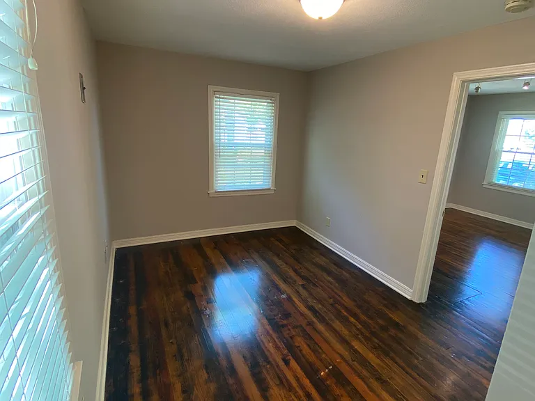 210 S Flood Ave — Photo 6
