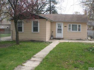 318 Muriel St, Holbrook, NY 11741