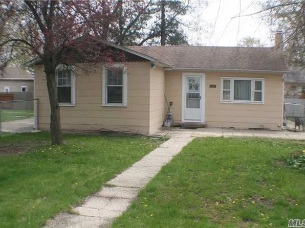 318 Muriel St, Holbrook, NY 11741