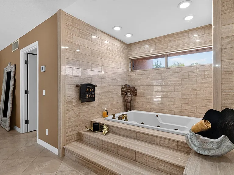 216 W Kavenish Dr — Photo 13