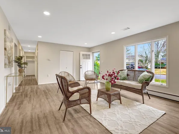 104 W Amhurst Pl, Sterling, VA 20164