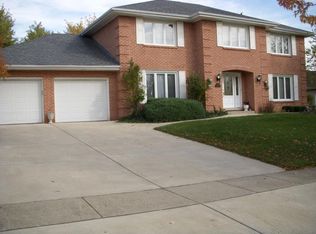 6613 Rodgers Dr, Willowbrook, IL 60527