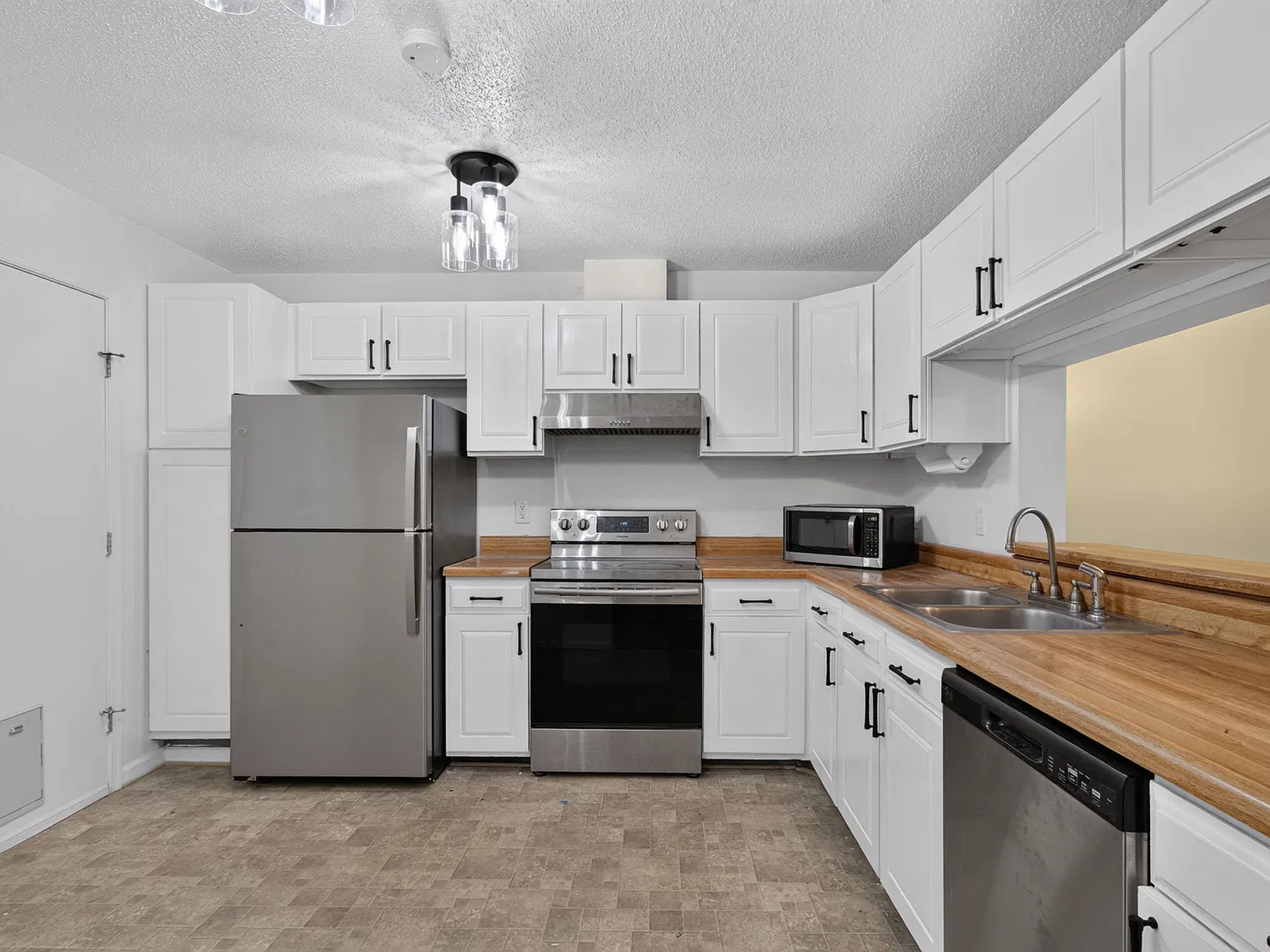 2 bed, 2.5 bath, 1668 sqft, $2,200 — Photo 2