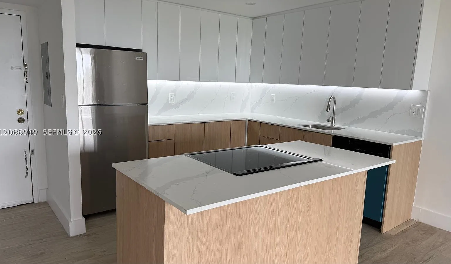 1 bed, 1.0 bath, 780 sqft, $2,100 — Photo 2