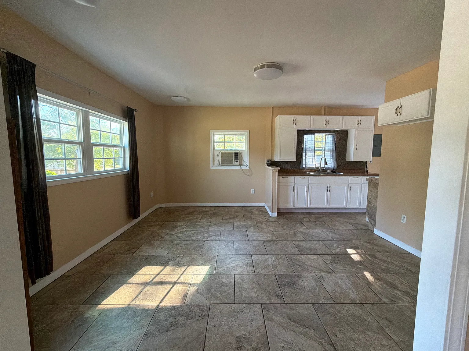 3 bed, 1075 sqft, $1,200 — Photo 4