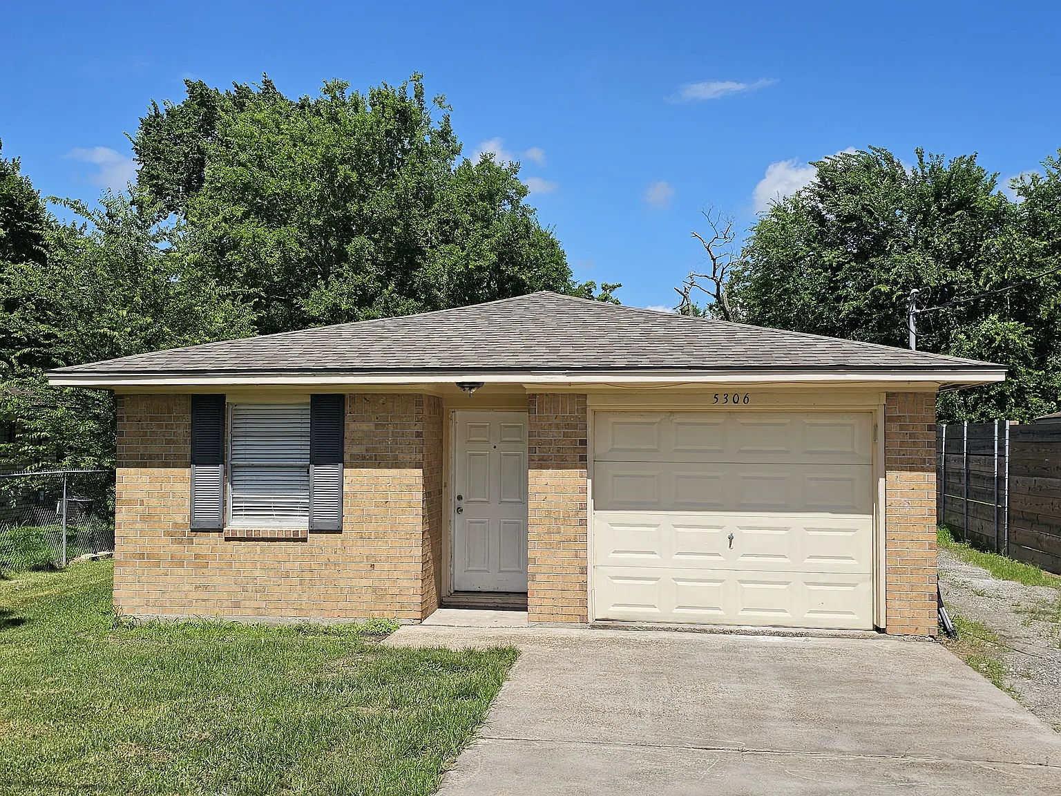 3 bed, 1.5 bath, 1052 sqft, $1,550 — Photo 1