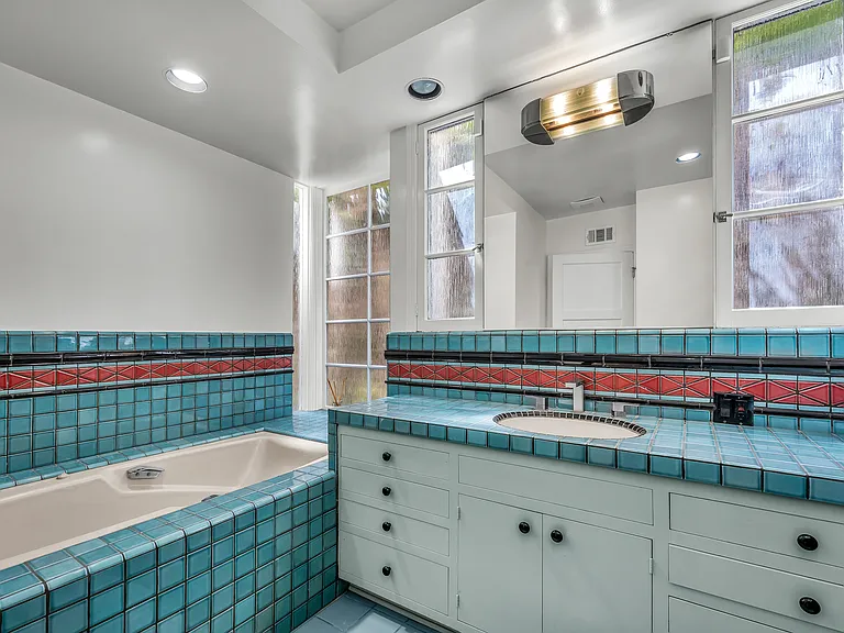 1521 Midvale Ave — Photo 36