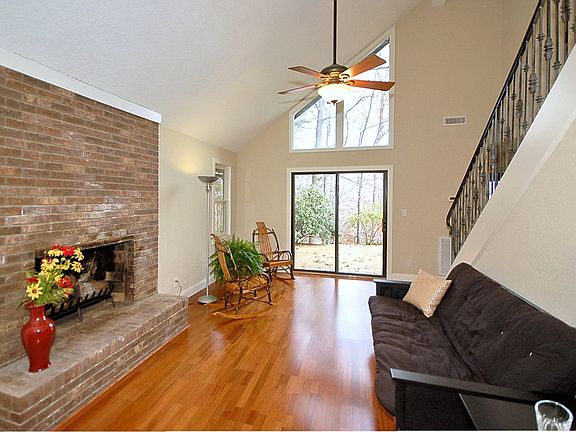 LR w/Vaulted Ceiling